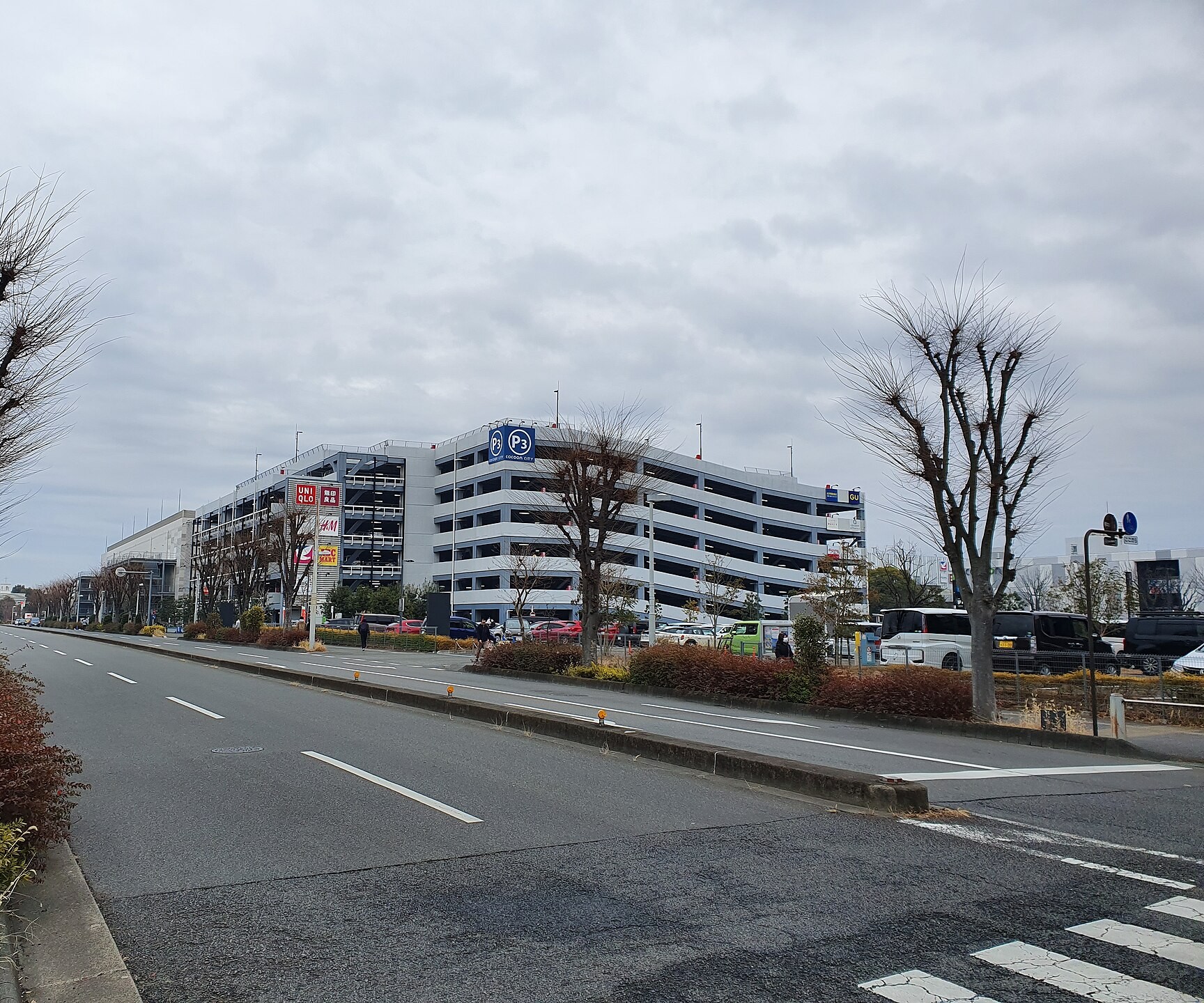道路から見たコクーンシティのP3立体駐車場