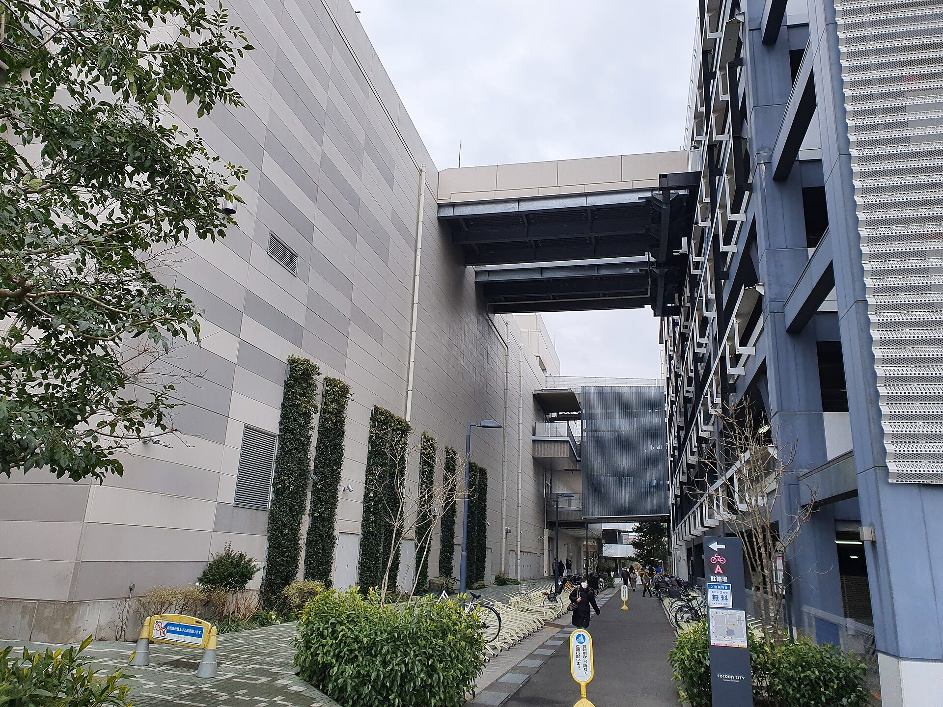 コクーンシティの建物の間の通路と駐輪場