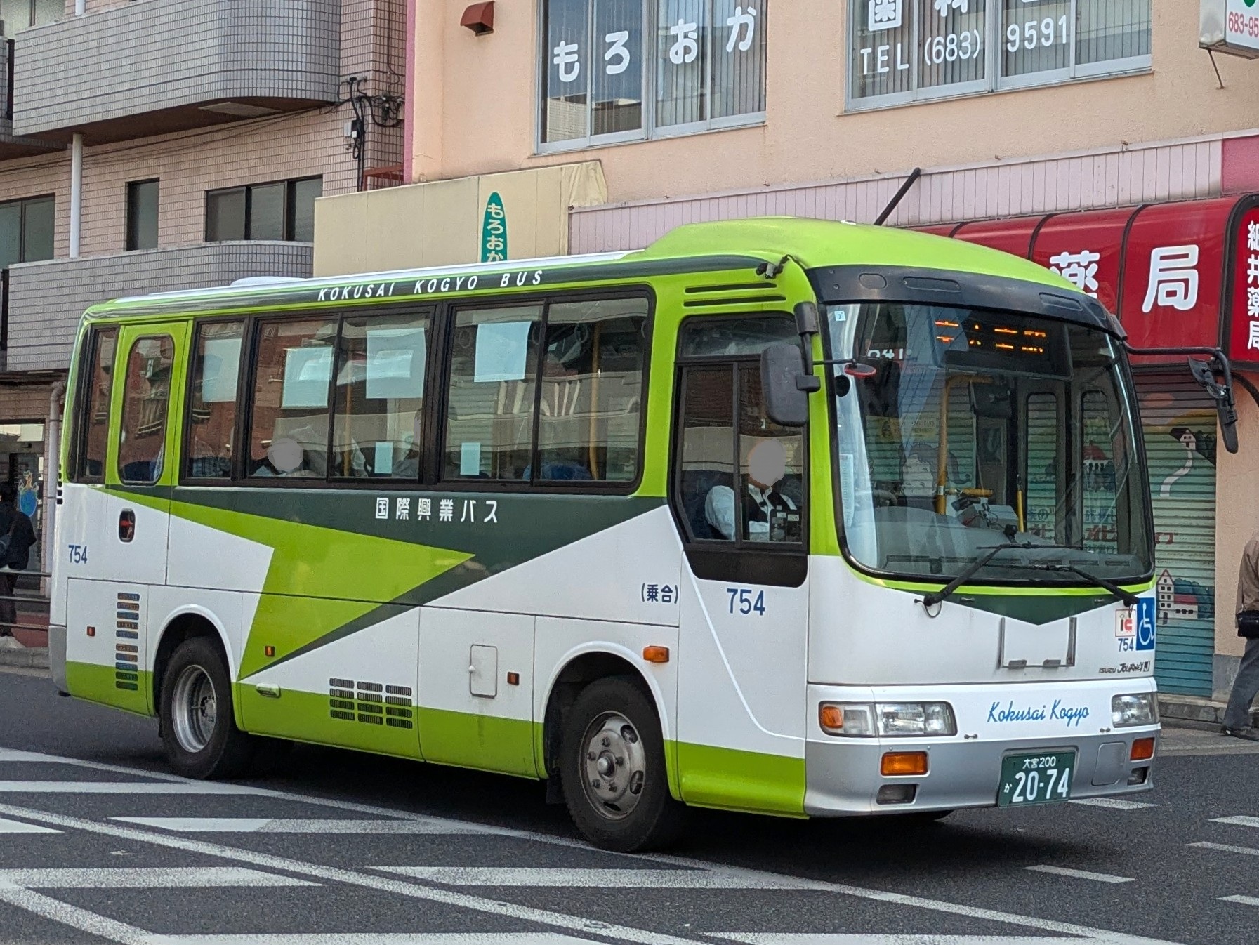 東大宮駅の近くを走る国際興業バス