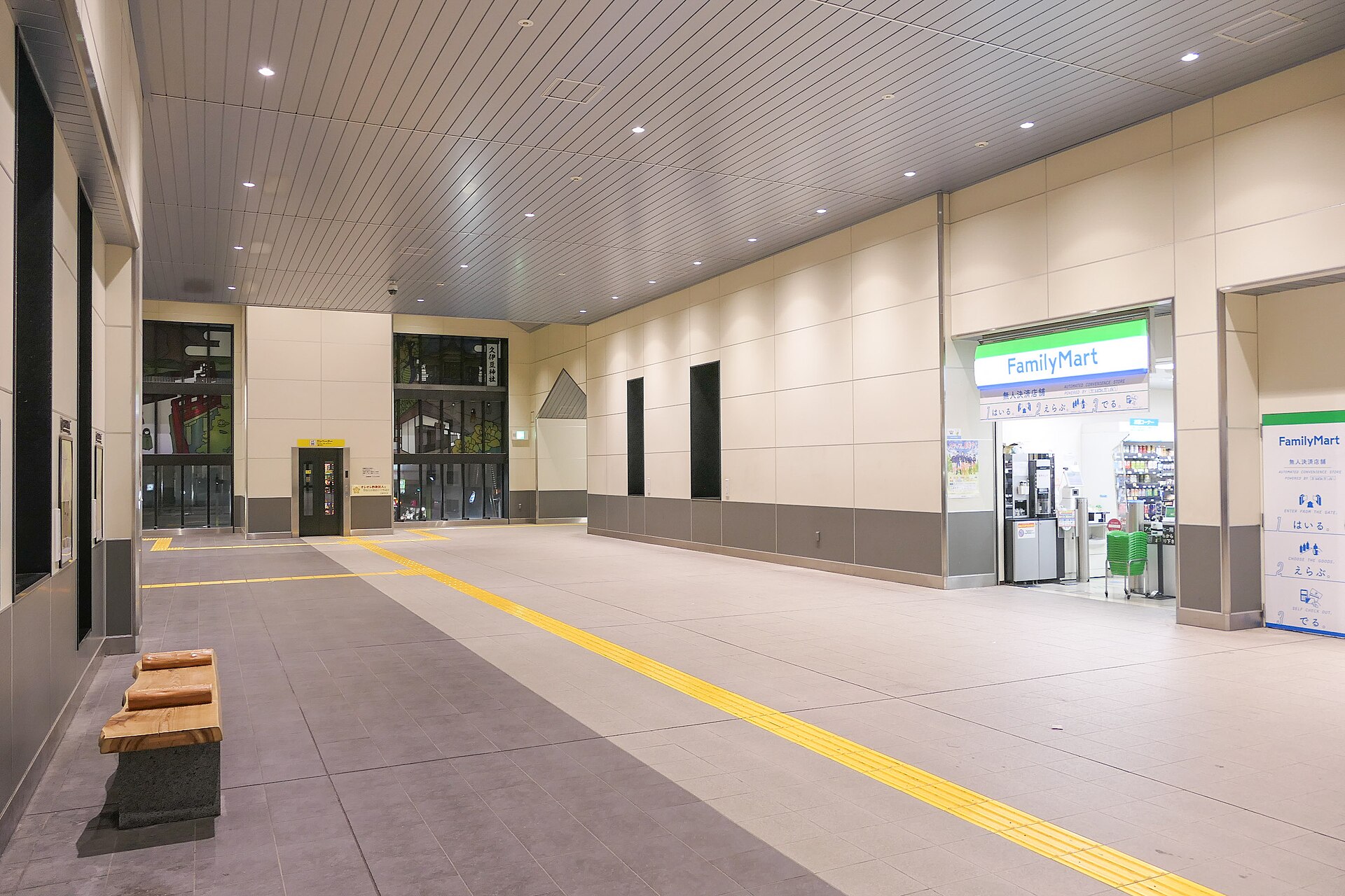 東武アーバンパークライン岩槻駅の改札の外のコンコース