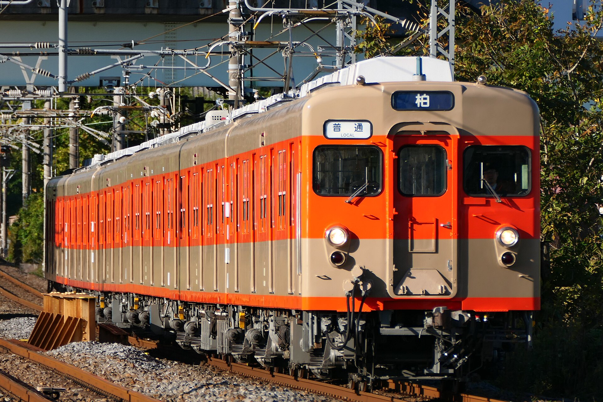 七里〜岩槻間を走る東武アーバンパークラインの電車