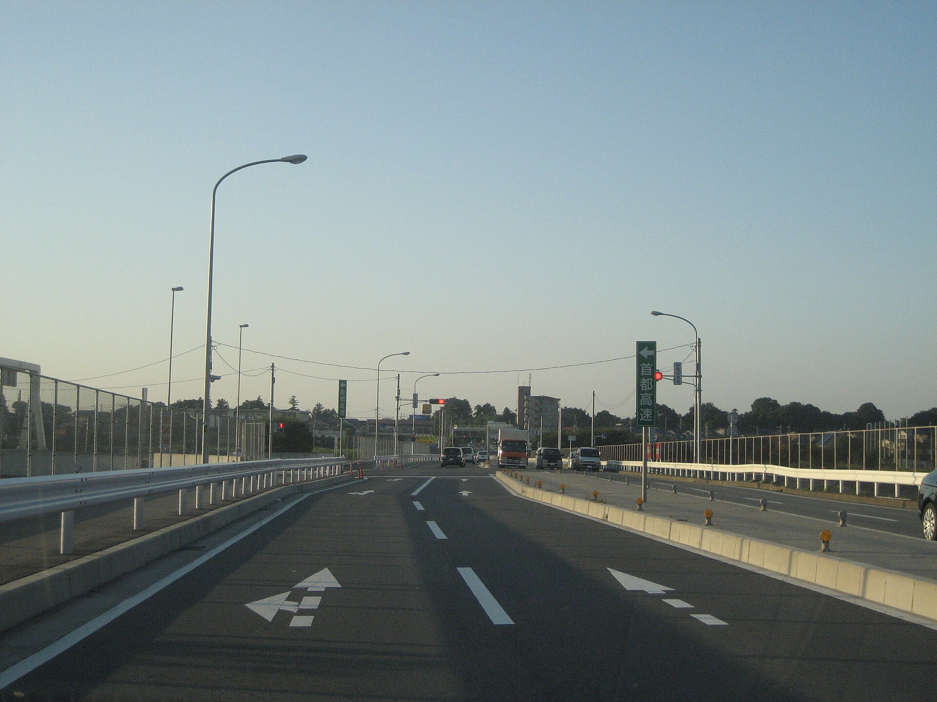 店の近くを通る県道1号（首都高さいたま見沼入口付近。2008年撮影）