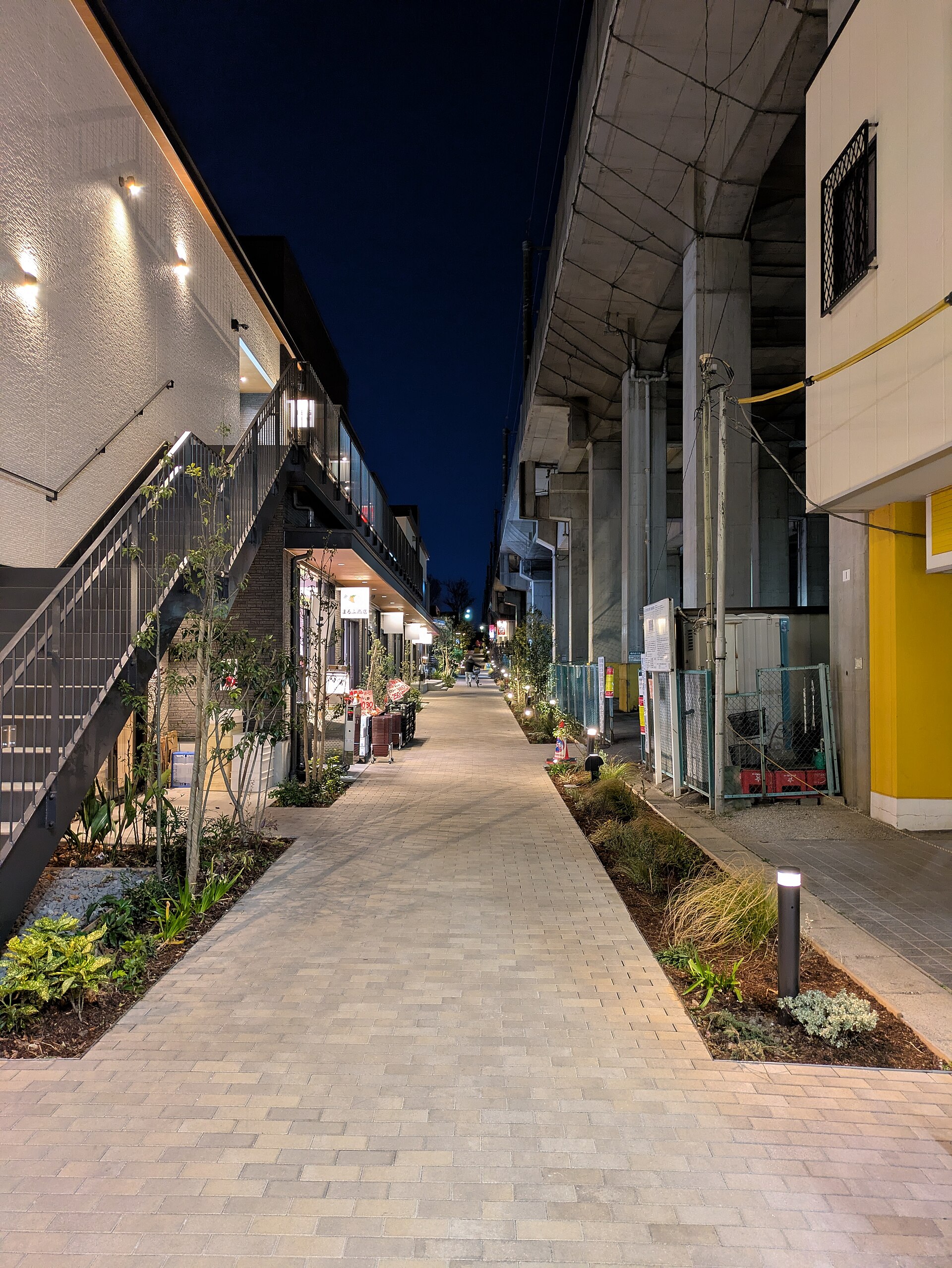 南与野駅西口の高架下の通り（夜）