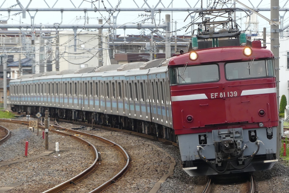 宮原駅を通る機関車と電車