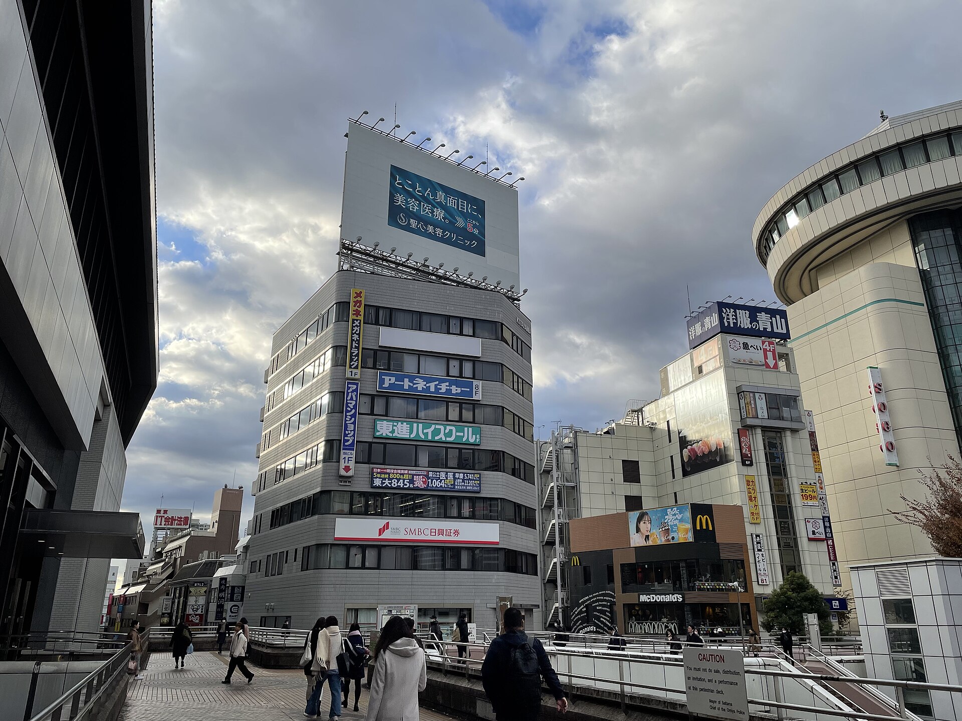 大宮駅西口のペデストリアンデッキ