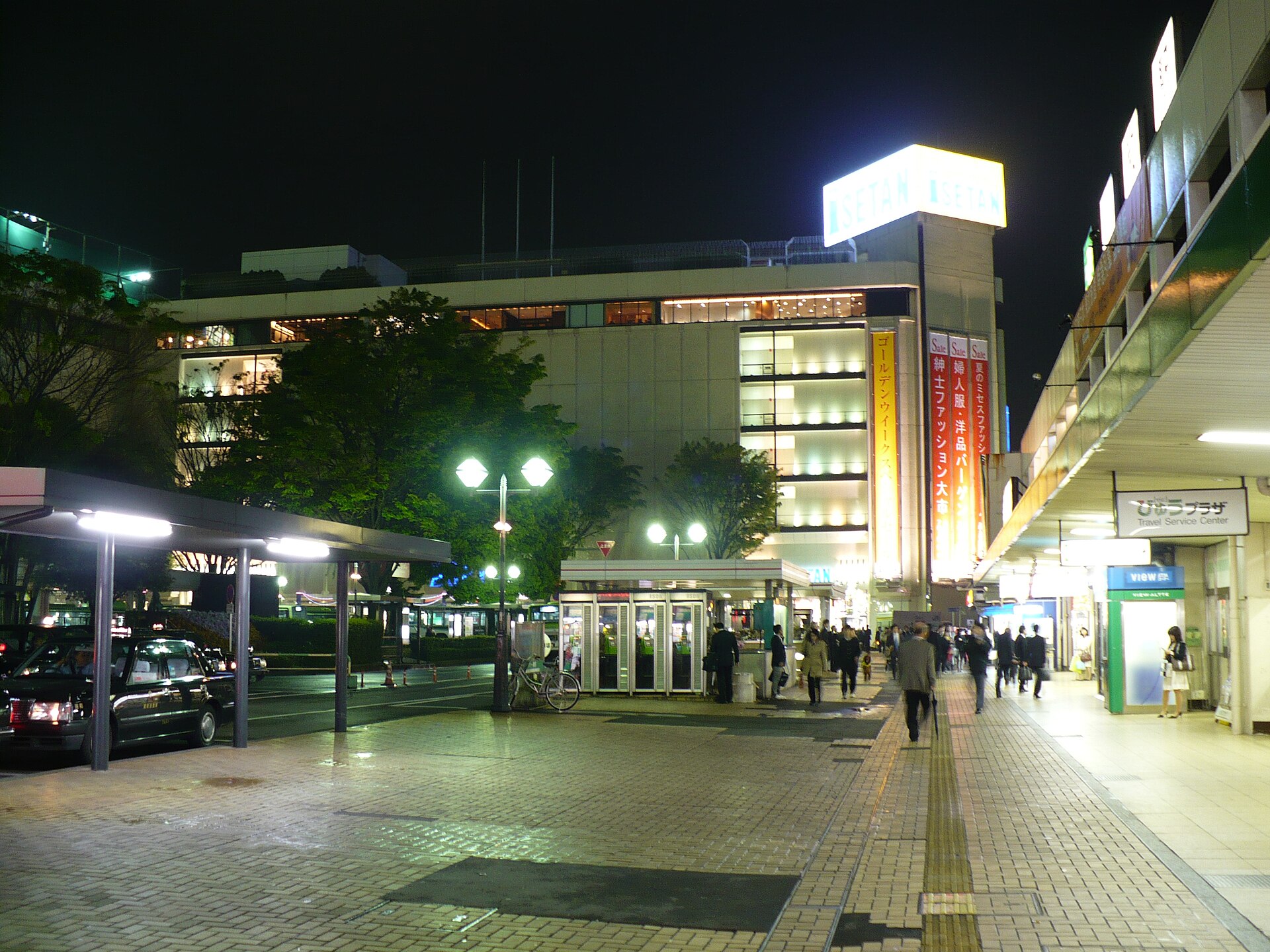 夜の浦和駅西口。奥が伊勢丹浦和店