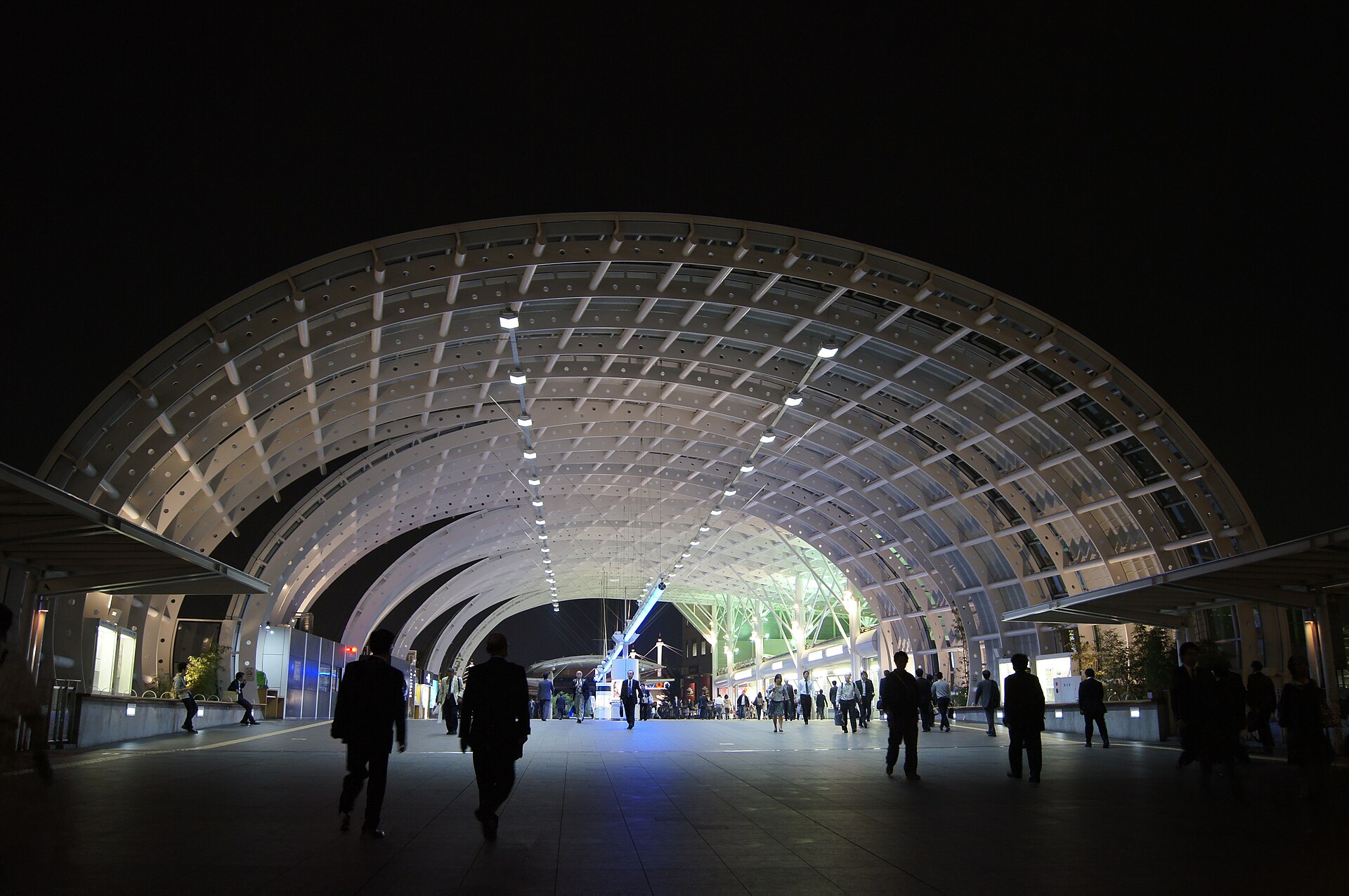 さいたま新都心駅の大屋根の通路(2010年撮影)